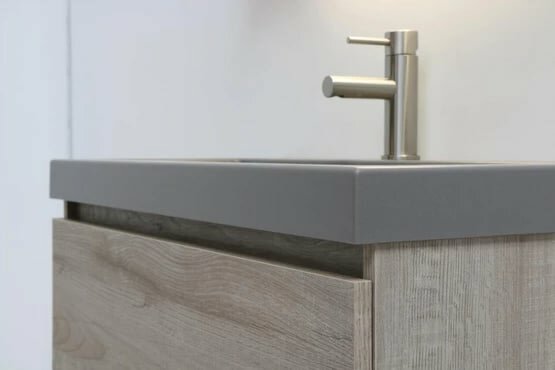 De Ink Smooth wastafel biedt een combinatie van stijl en functionaliteit die perfect is voor moderne badkamers. Gemaakt van hoogwaardig mat wit polystone, straalt deze wastafel een gevoel van elegantie en verfijning