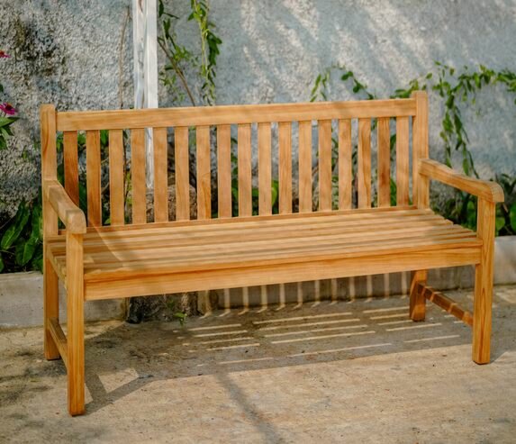Windsor tuinbank van massief teak, 150 cm breed, met rugleuning en klassiek design – geschikt voor 2 tot 3 personen.