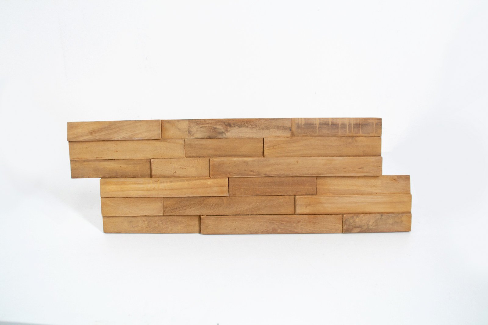 Naturel Teak houtstrips van Teakea, duurzaam en stijlvol, ideaal voor het toevoegen van warmte en textuur aan interieurwanden met een tijdloze uitstraling - Hover