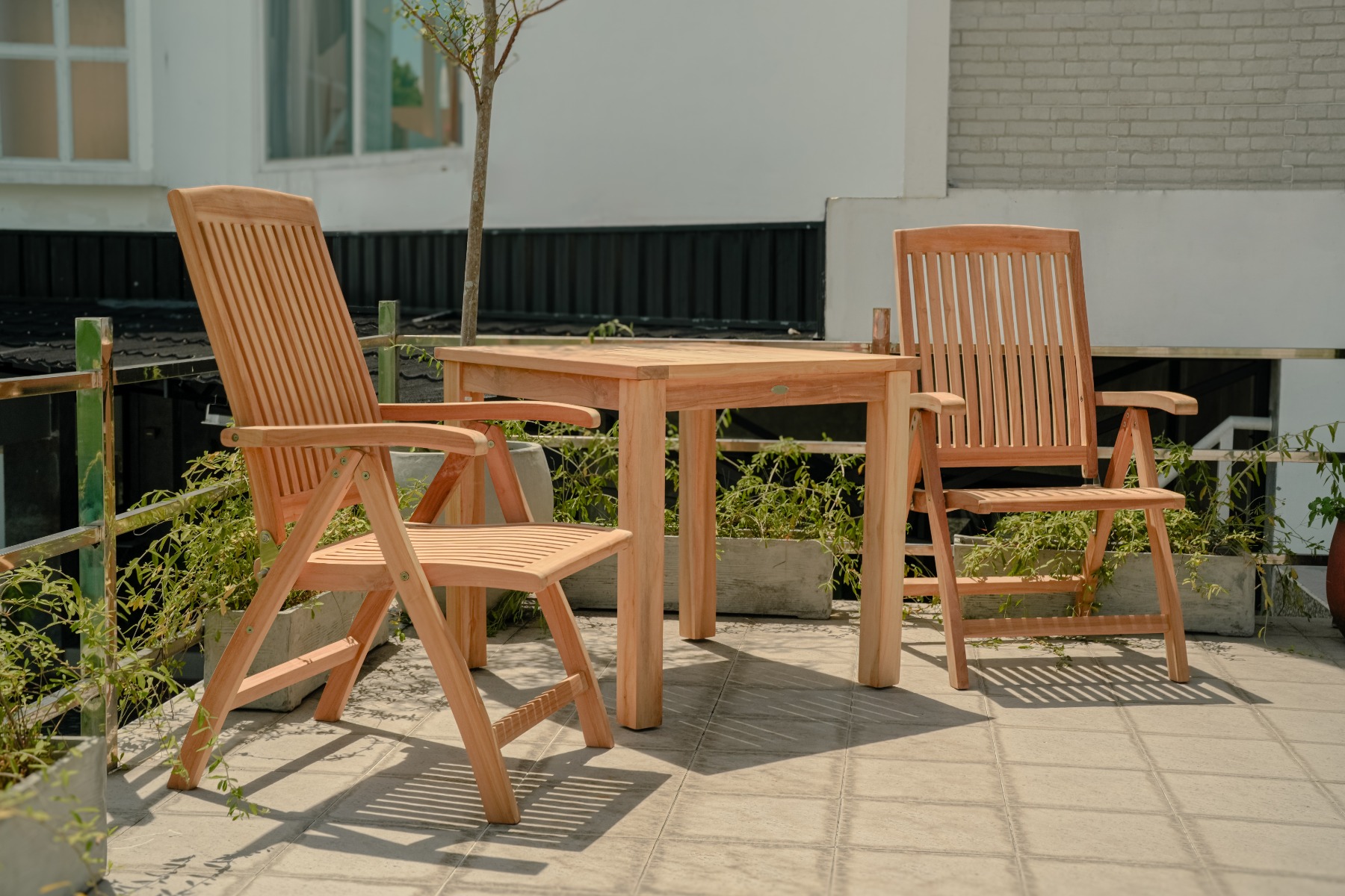 Teakea Teakhouten Tuinset met 2 verstelbare Linda standenstoelen en vierkante teak tuintafel 80x80 cm – compact en duurzaam buitenmeubilair - Hover