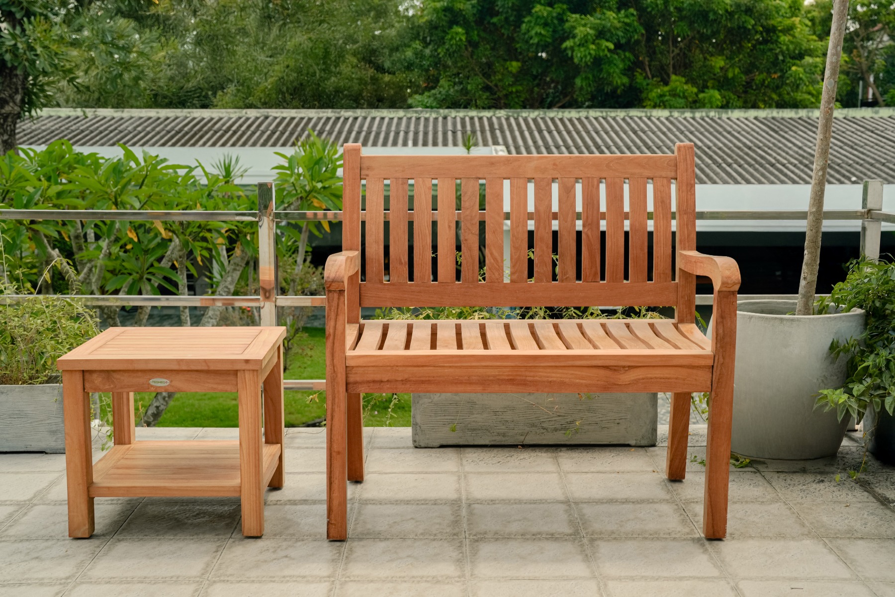 Teakea Teakhouten Tuinset met 2-persoons Beaufort tuinbank en vierkante bijzettafel met onderblad – compacte en stijlvolle set van FSC teak

 - Hover