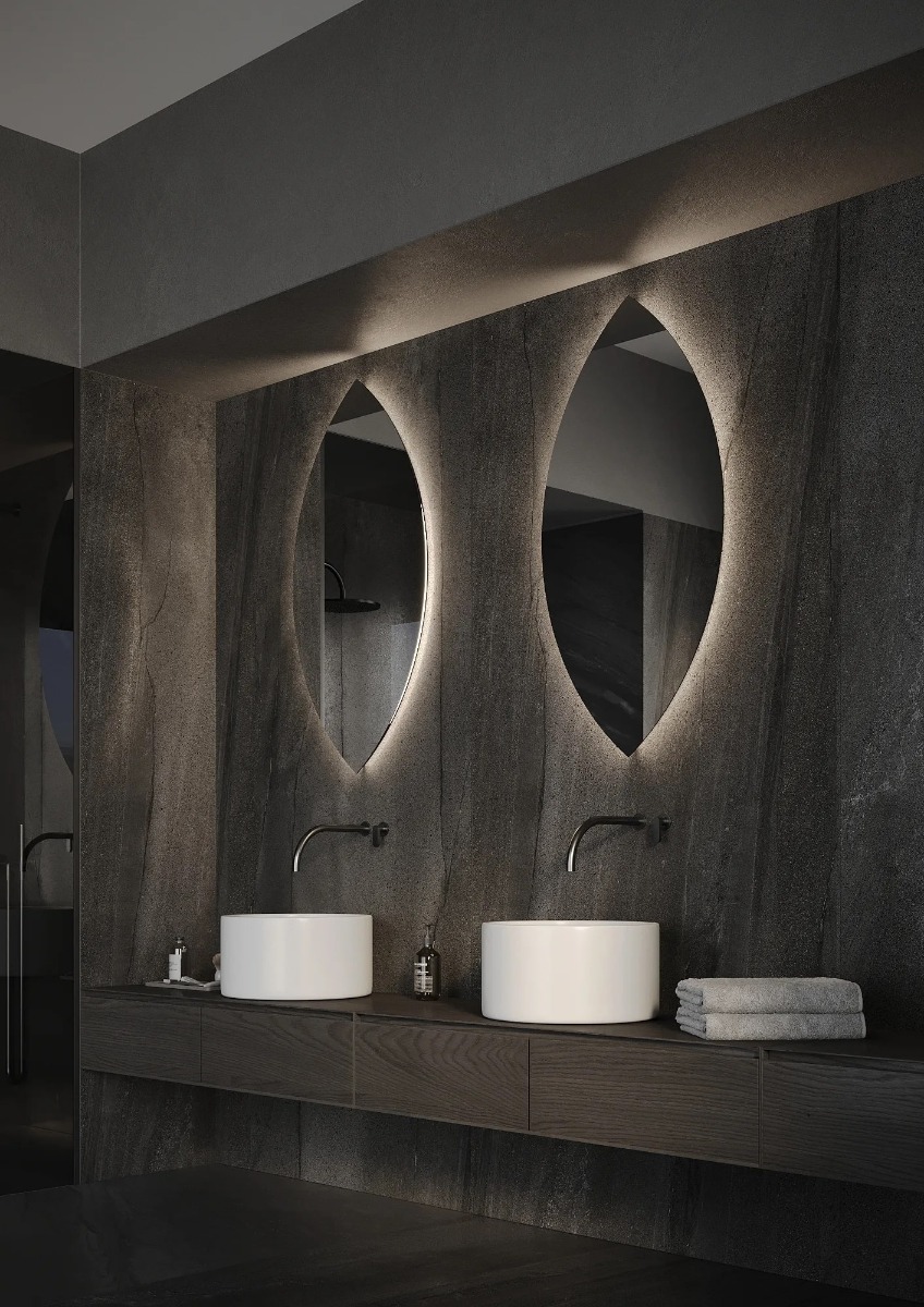 De CAPE TOWN spiegel met strak ovaal ontwerp en maatwerkopties, ideaal voor sanitaire ruimtes, slaapkamers, hallen of woonkamers. Verkrijgbaar in afmetingen van 600×1200 mm tot 900×1800 mm, met opties zoals dimbare trafo’s, Bluetooth-audio en digitale klo - Hover