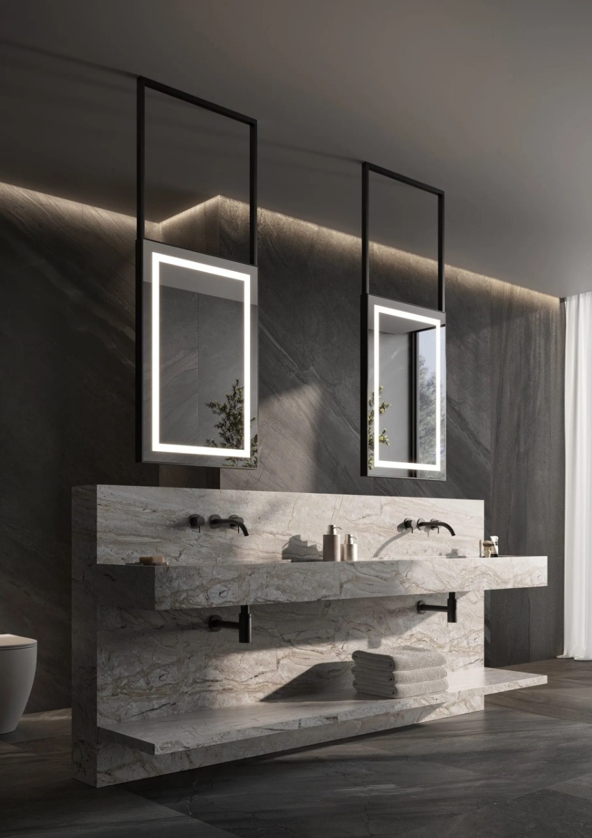 Luxe NICE spiegel met strak frame en subtiele rondingen, verkrijgbaar in maatwerkafmetingen (800×400 mm tot 1400×700 mm). Keuze uit meerdere kleuren, waaronder mat zwart. Indirecte verlichting, dimbare trafo’s, Bluetooth-audio en digitale klokopties. CE-g - Hover
