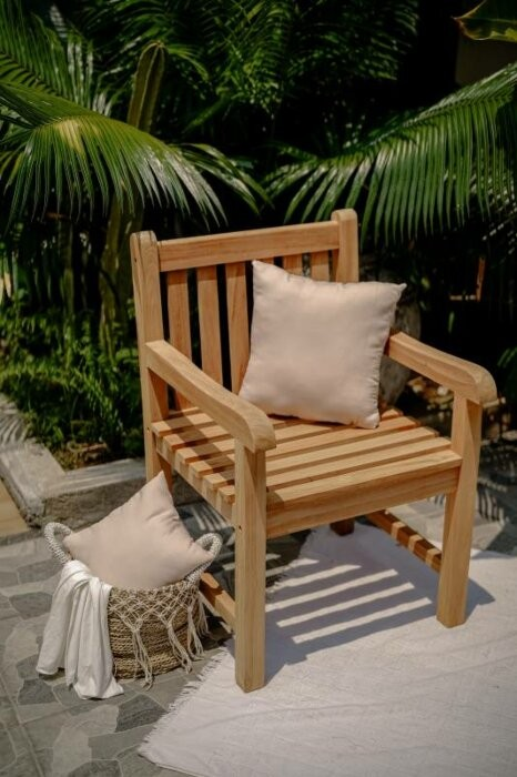 Teakhouten tuinset bestaande uit twee klassieke Windsor stoelen en een ronde, inklapbare tuintafel (Ø 80cm), opgesteld in een sfeervolle tuin. - Hover