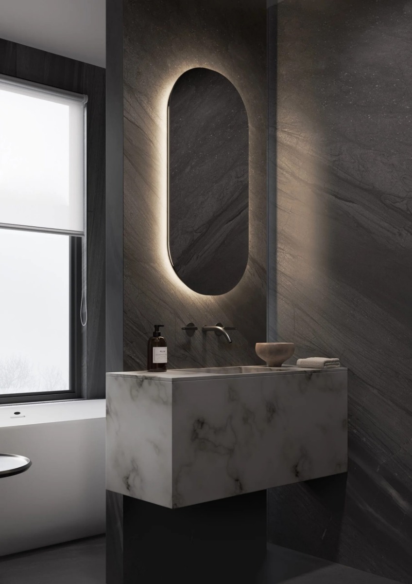 ORLANDO toiletspiegel met ovaal design en subtiele indirecte verlichting, 300x900 mm, ideaal voor toiletten en compacte badkamers. Creëert een warme ambiance met gelijkmatige lichtgloed. CE-gecertificeerd, hoogwaardige afwerking, en twee jaar garantie. - Hover