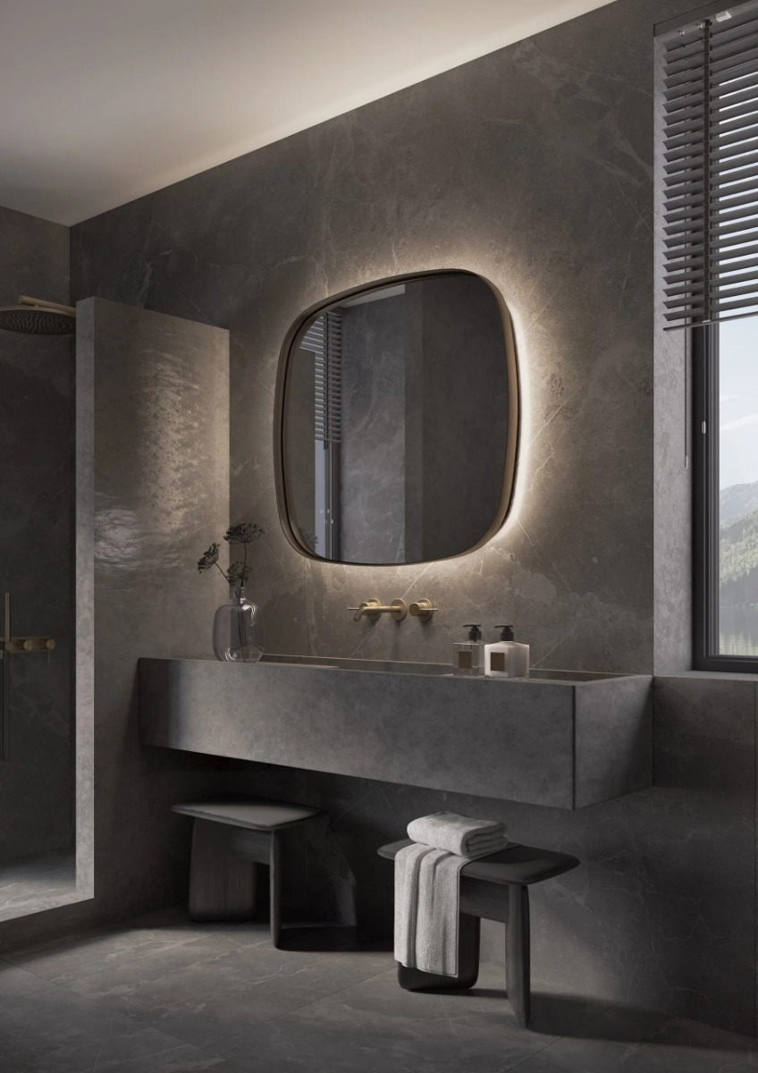 De PERU spiegel met strak design en indirecte verlichting, beschikbaar in diverse afmetingen en kleuren zoals mat zwart en goud. Deze tijdloze spiegel biedt maatwerkopties, waaronder dimbare trafo’s, Bluetooth-audio en digitale klokken. Perfect voor moder - Hover
