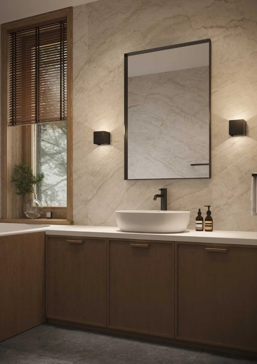 RIGA wandlamp – minimalistische vierkante spot in matzwart, gemaakt van aluminium en PMMA. Up & down verlichting voor sfeervolle lichtverdeling. Perfect voor badkamer, gang of woonkamer. Modern en duurzaam design. - Hover
