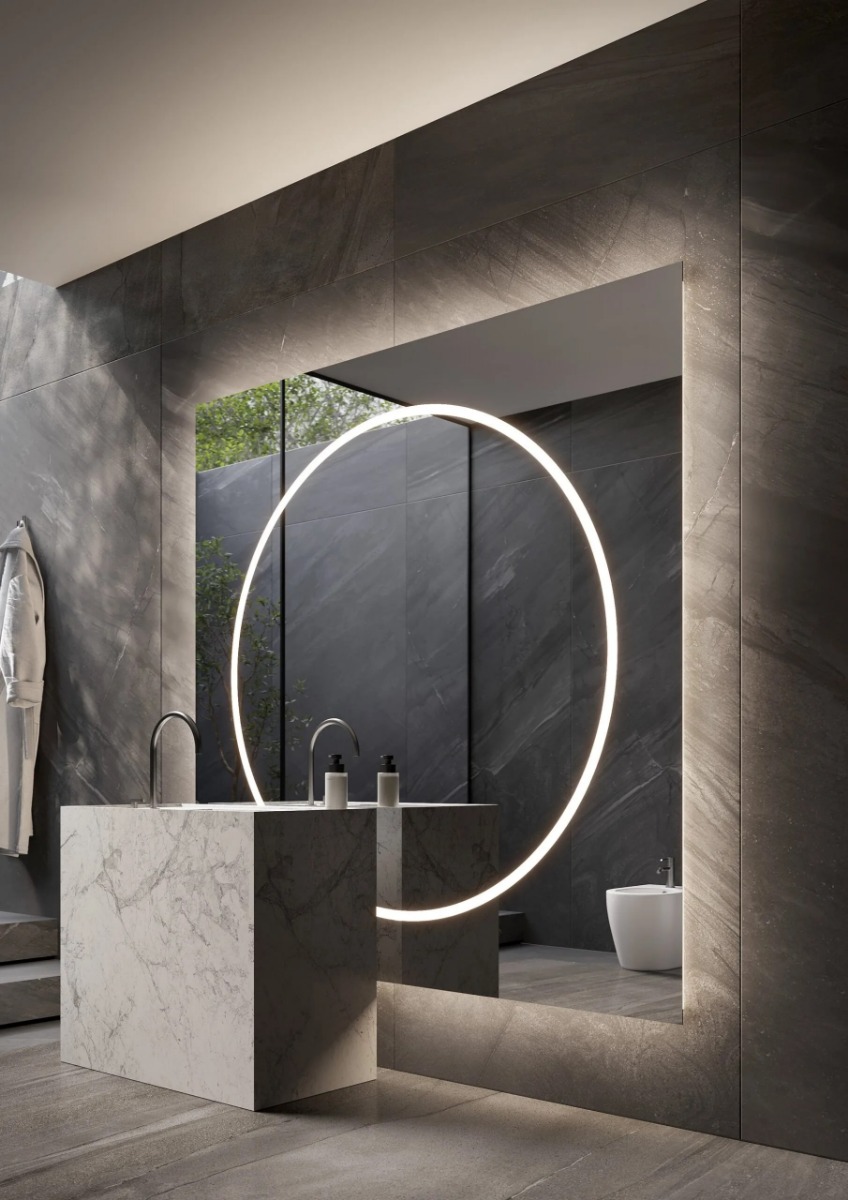 De ROME design spiegel, een verfijnde ronde spiegel met indirecte verlichting, zandstraalafwerking en maatwerkopties zoals dimbare trafo's, Bluetooth-audio en digitale klok. Perfect voor sanitaire ruimtes en woonruimtes zoals slaapkamers, hallen en woonka - Hover