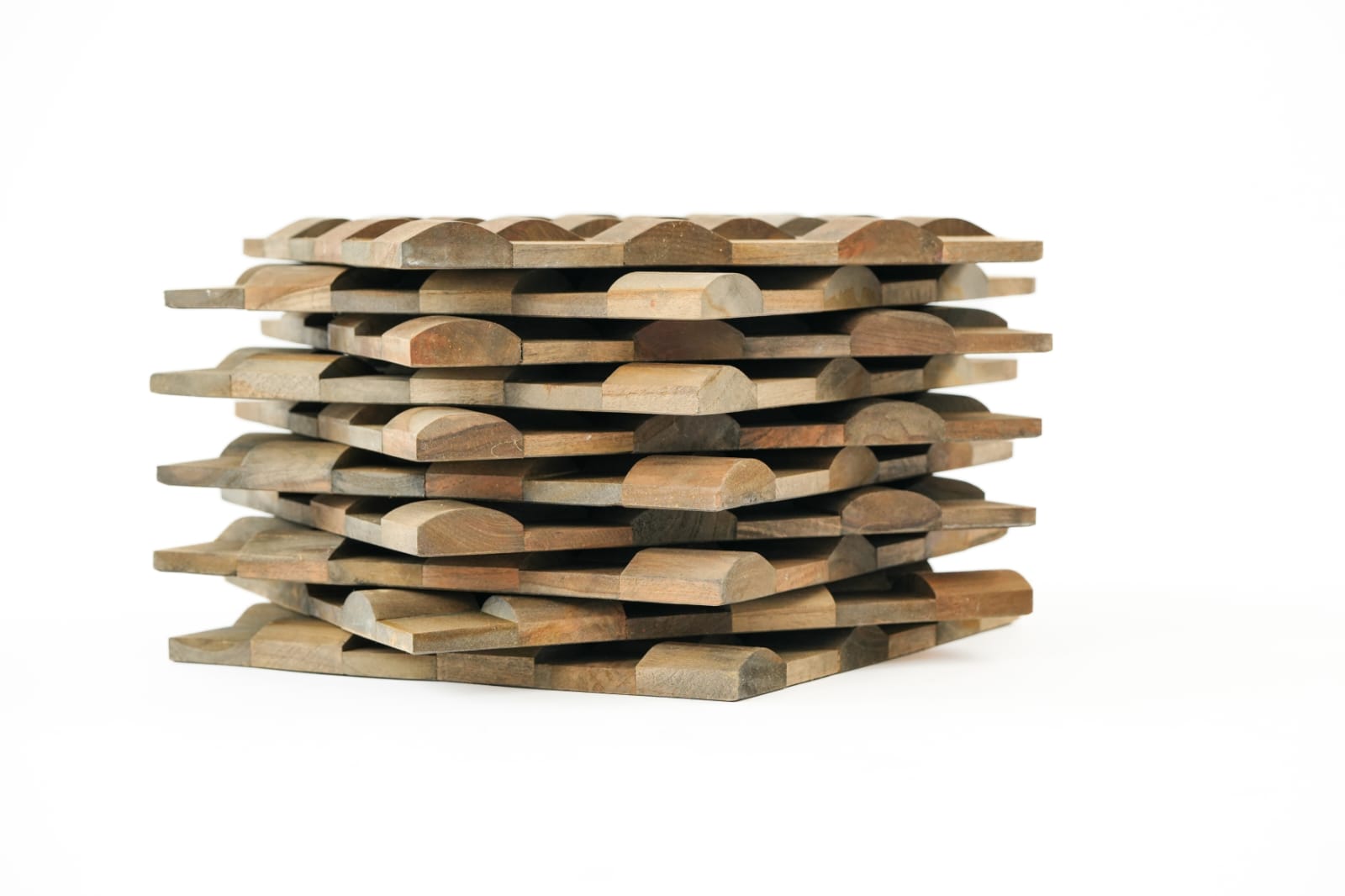 Teakea Wave Black 3D wandpaneel van massief plantage teakhout – 30x30 cm, met golvende halfronde structuur voor een luxe en dynamische wanddecoratie, eenvoudig te bevestigen met montagekit. - Hover