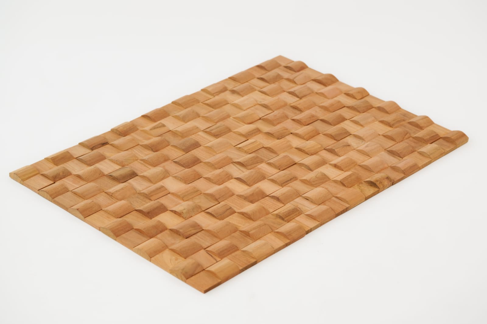 Teakea Wave Natural 3D wandpaneel van massief gerecycled teak – 30x30 cm, met golvende structuur en eenvoudig te bevestigen met montagekit. - Hover