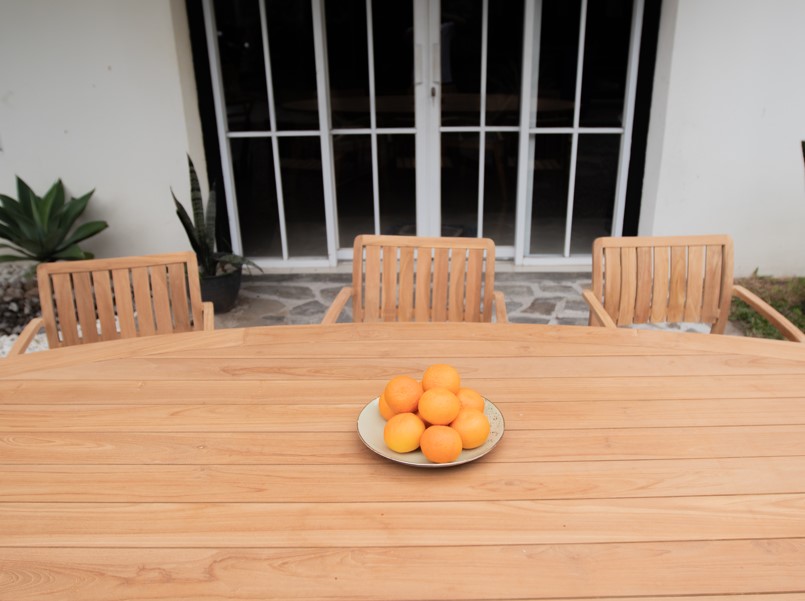 Teak tuinset Amara met ovalen tuintafel 260x110 cm met spinpoot en 6 stapelbare teak tuinstoelen op terras.

 - Hover