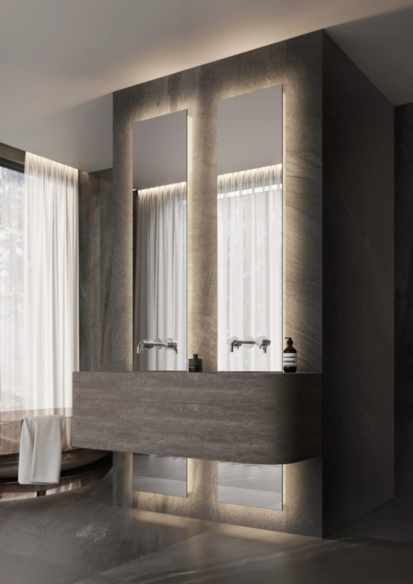 Tweedelige SEVILLA designspiegel – stijlvolle maatwerkspiegel voor badkamer, slaapkamer of hal. Modern en luxe ontwerp met optionele verlichting, Bluetooth-audio en digitale klok. Verkrijgbaar in diverse afmetingen. Perfecte combinatie van functionaliteit - Hover