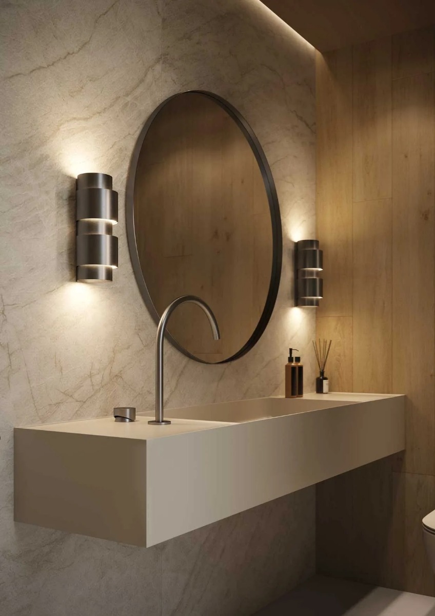 De SOFIA plafondlamp uit de Lightningware collectie in brushed gold, brushed copper of brushed gun metal combineert elegantie en functionaliteit met een modern, compact ontwerp (L100 x W100 x H260 mm) en een ronde afwerking. Deze lamp biedt sfeervolle, ge - Hover