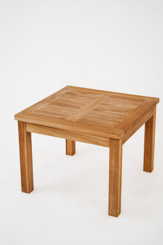 Robuust teakhouten bijzettafeltje voor de tuin, met een afmeting van 60 cm in lengte en breedte en 45 cm in hoogte. Het tafeltje heeft een vierkant bovenblad en is vervaardigd uit duurzaam teakhout met een rijke, natuurlijke bruine kleur en zichtbare hout - Hover