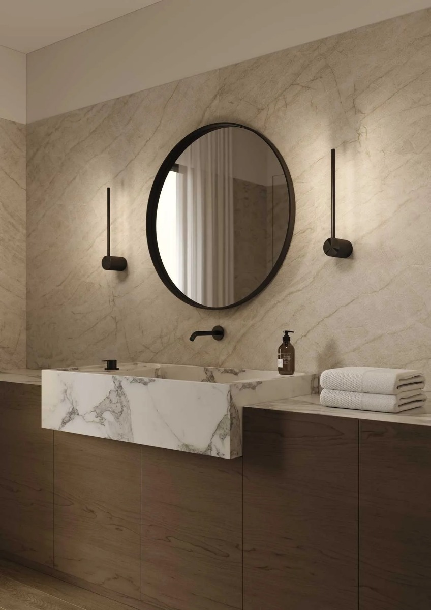 WENEN lamp uit de Lightningware collectie – moderne matzwarte designlamp (D100 x H400 mm) van aluminium en PMMA, ideaal voor eigentijdse interieurs en sanitaire ruimtes. - Hover