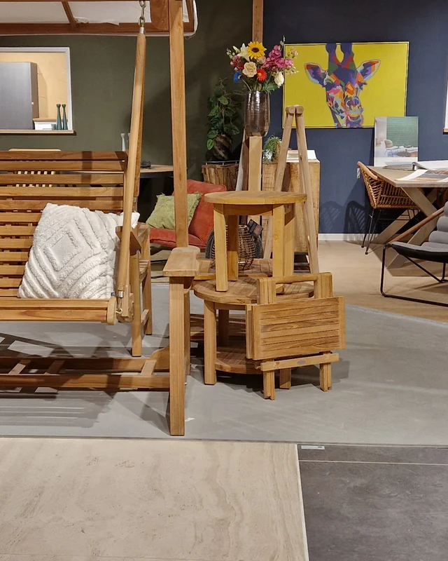 Kleine houten tuintafels bij een tuinmeubelopstelling in de showroom