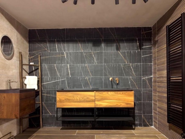 Tka home badkamer - Teakea Badkameropstelling met houten meubels en een zwarte radiator in de showroom van Teakea
