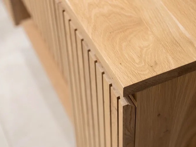 Tka home conf blad - Teakea Detail van een houten blad en kastfront in de showroom