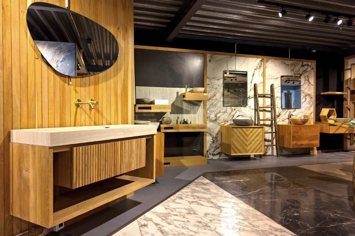 Tka home hero d - Teakea Badkameropstellingen met houten badmeubels en waskommen in de showroom van Teakea in Tolbert