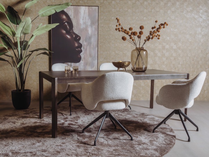 Tka home look tower - Teakea Eetkamer van Tower Living met donkere tafel en licht gestoffeerde stoelen