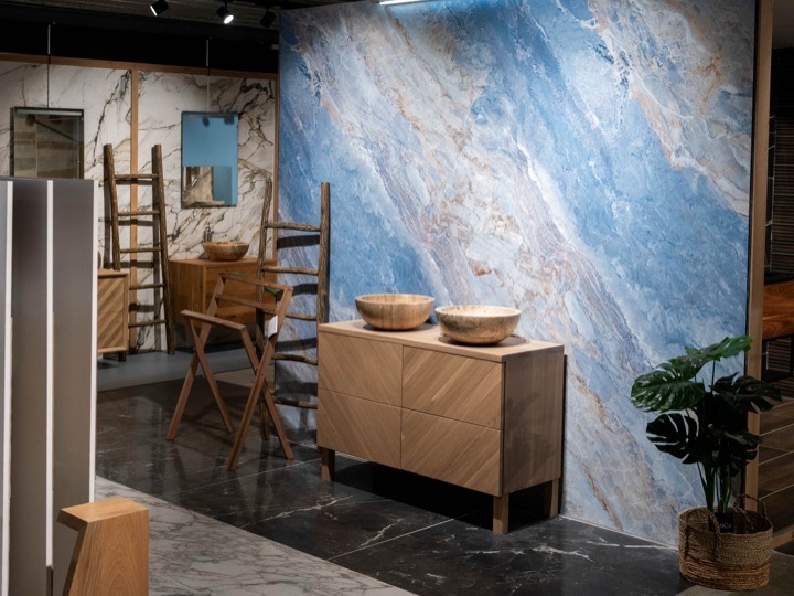 Tka home maatwerk - Teakea Houten badmeubel met twee houten waskommen voor een blauwe wand in de showroom