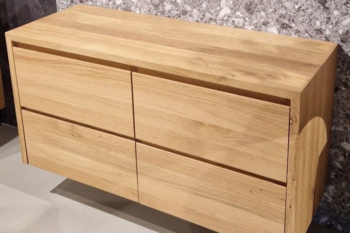 Tka home world badmeubels - Teakea Eiken badmeubel Quatro met vier laden in de showroom