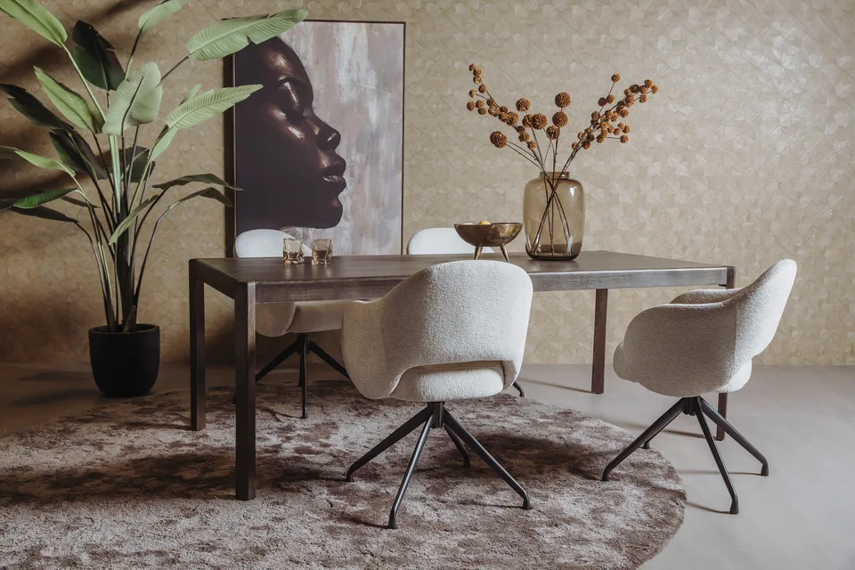 Lichte eetkamer van Tower Living met tafel en gestoffeerde stoelen