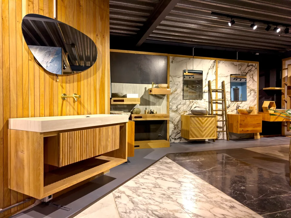 Houten badkamermeubels in de showroom van Teakea in Tolbert