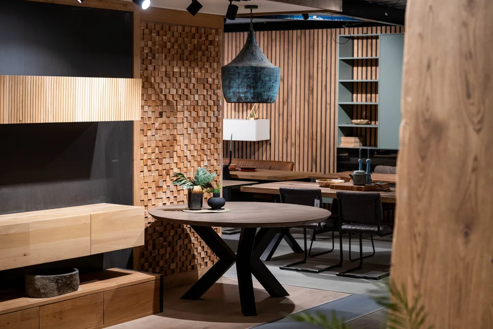 Tafel en houten wandpanelen in de woonafdeling van Teakea