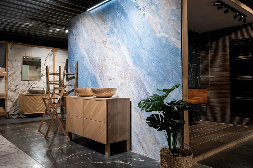 Eiken badkamermeubel met visgraatfront en twee waskommen in de showroom