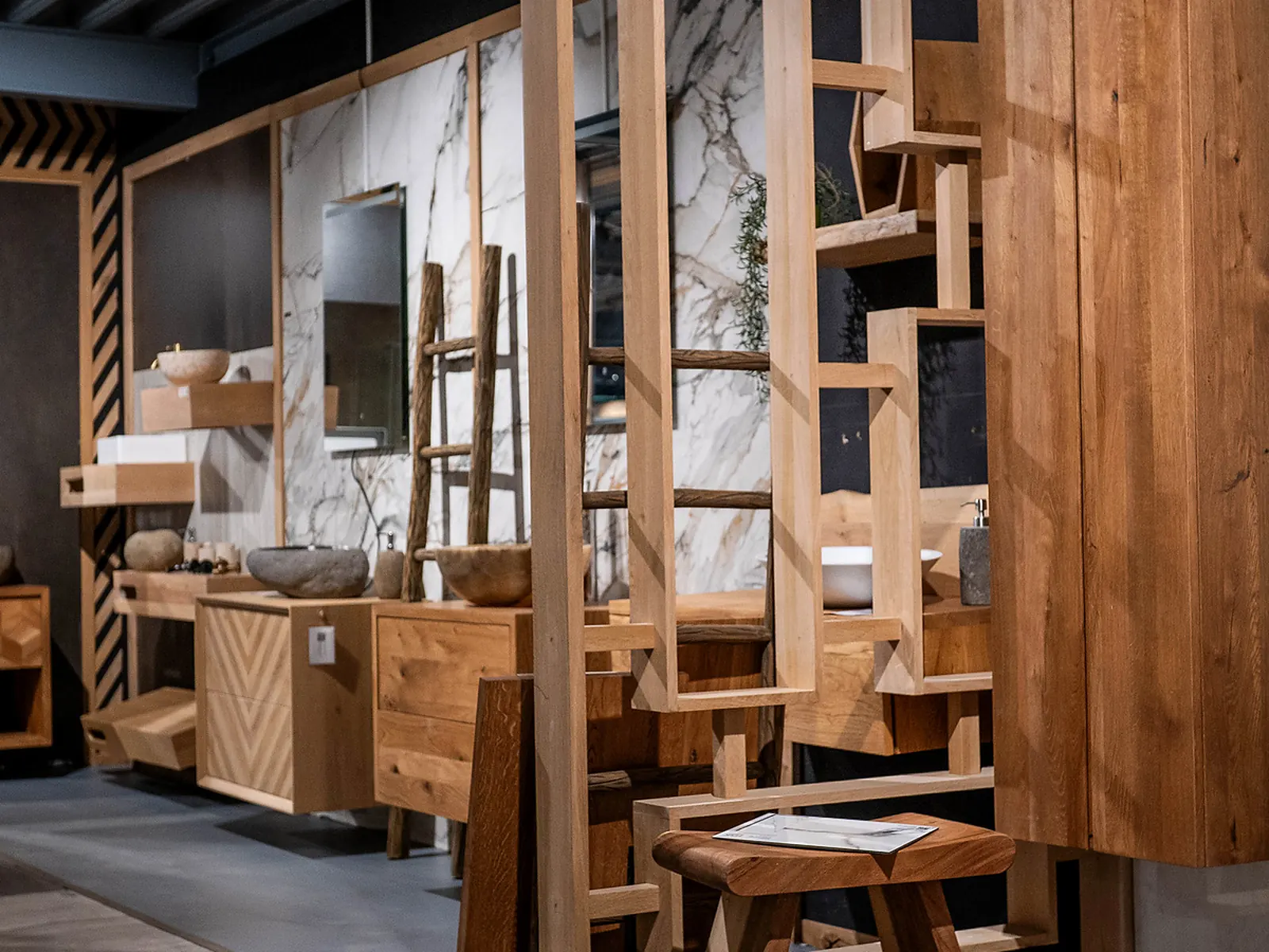 Showroom van Teakea in Tolbert met eiken badmeubels, een wandspiegel en natuurstenen waskommen.