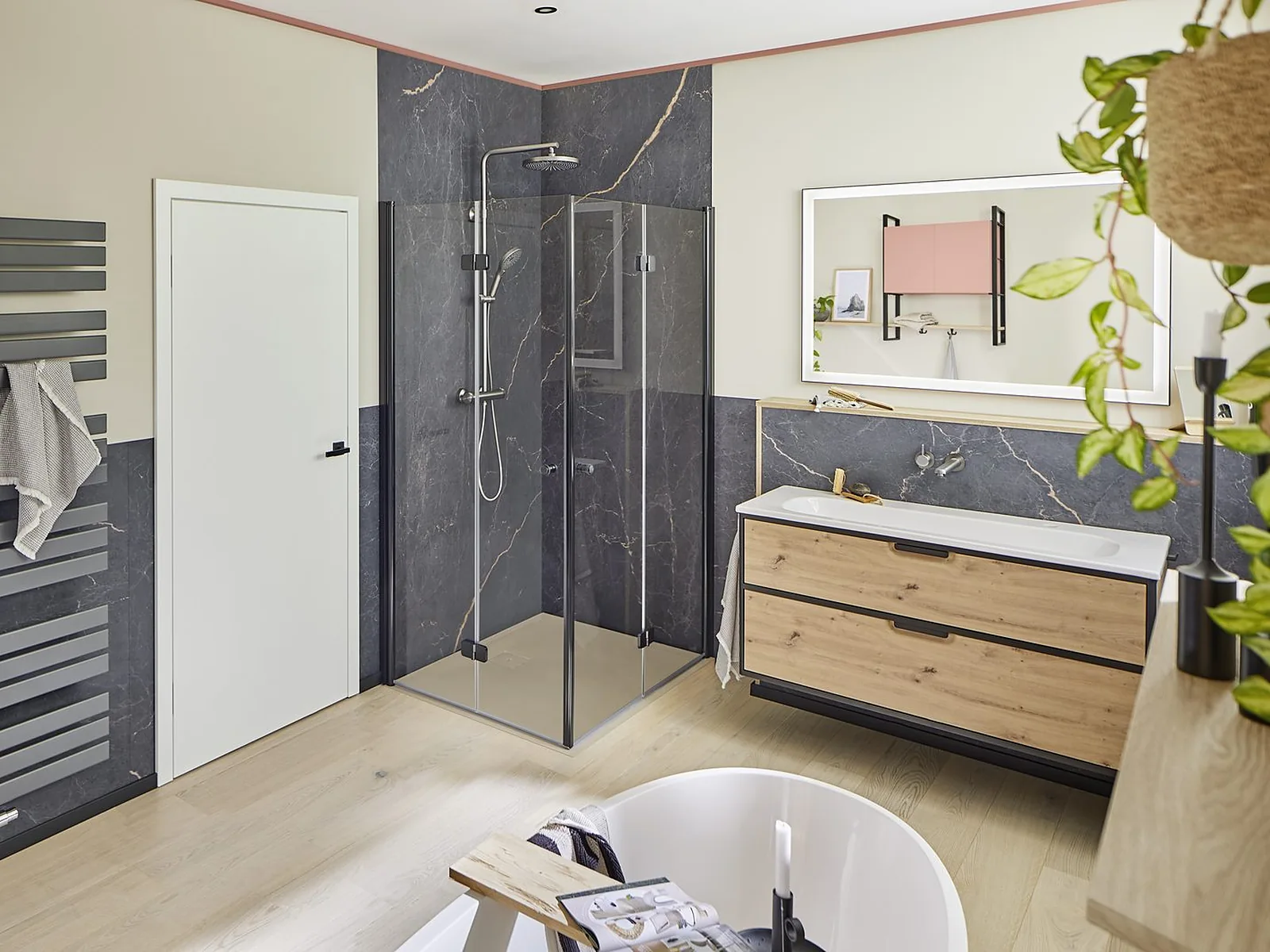 RenoDeco-wandbekleding van HSK in donker steendecor in een badkamer met een badmeubel met houten fronten en een douchecabine met glazen deuren.