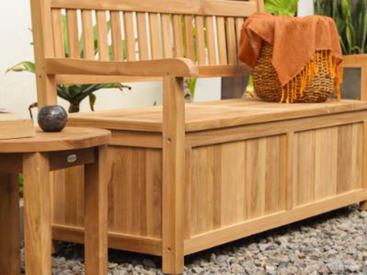 Teakea tuinbank Windsor – 3-zits bank van duurzaam teak met opbergvak Massief teakhouten tuinbank Windsor met opbergruimte, geplaatst op een grindterras met bijzettafel