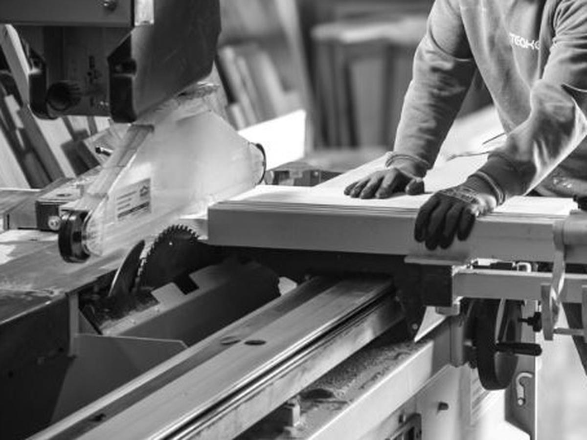 Teakea meubelmakerij – vakmanschap in massief hout op maat Meubelmaker van Teakea werkt aan massief houten meubel in de werkplaats met zaagmachine