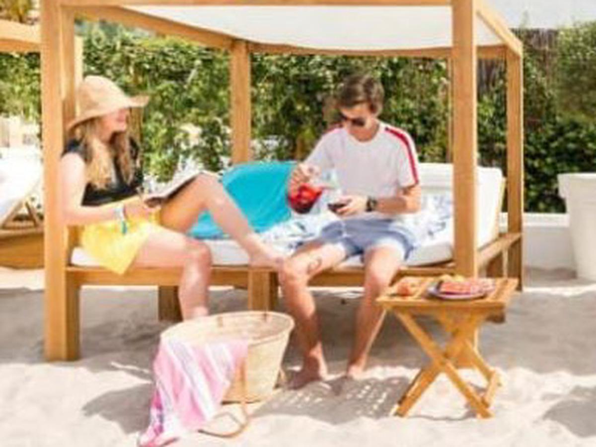 Duurzame cabana ligbedden van Teakea – geleverd voor Corendon op Ibiza Teakea teak cabana ligbedden op het strand van Ibiza bij Stella Maris resort voor Corendon