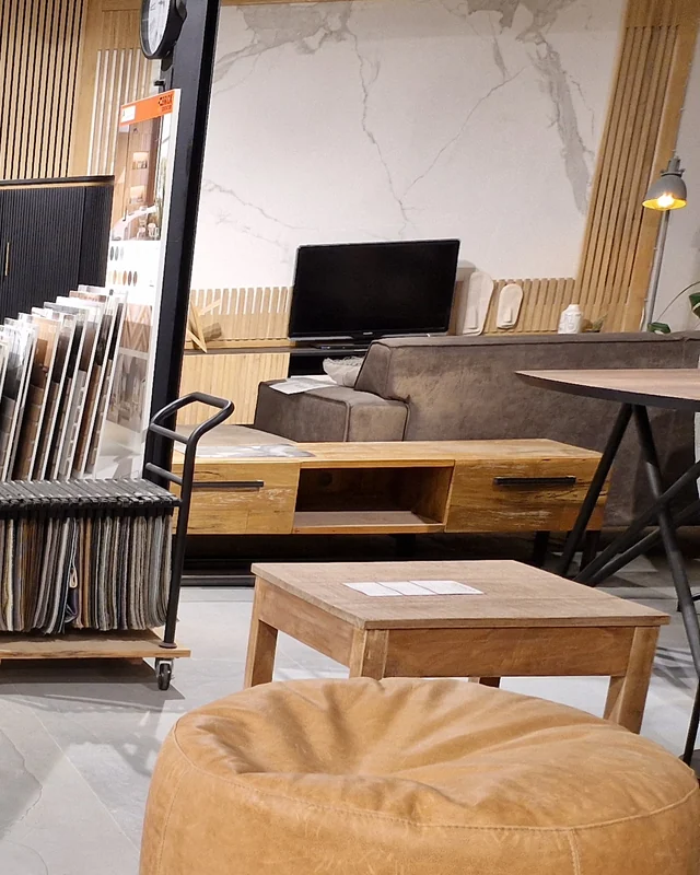 Woonopstellingen met tv-meubel in de showroom van Teakea