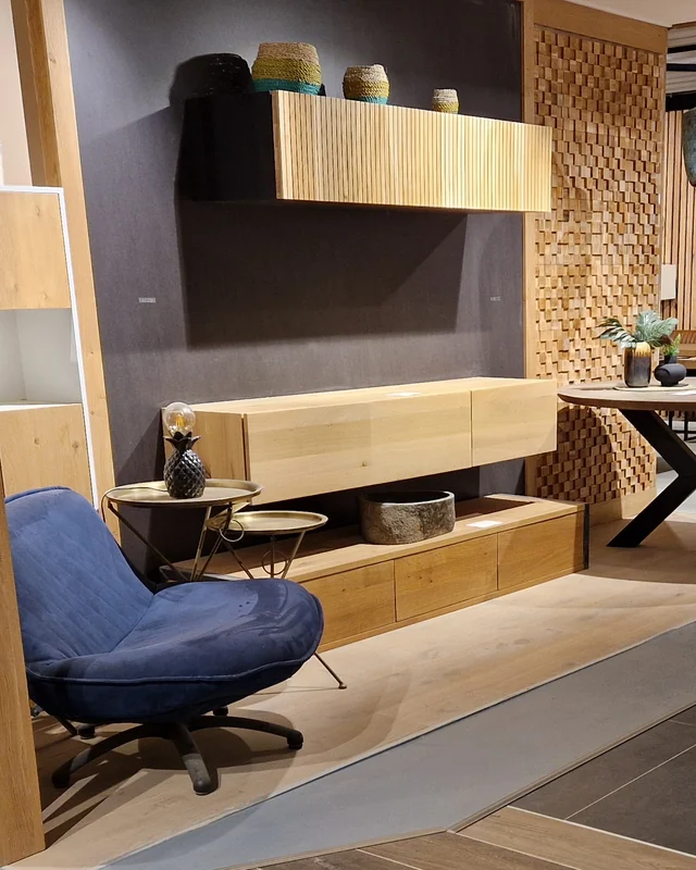 Houten wandopstelling met lage kast in de showroom van Teakea